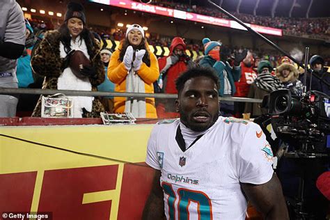 Dolphins Sleeveless Tyreek Hill Fall 26 7 To Chiefs In Bitter Cold