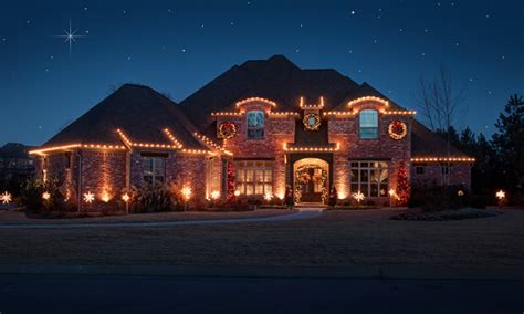 A Look At Homes Decorated With Christmas Lights Homes Of The Rich
