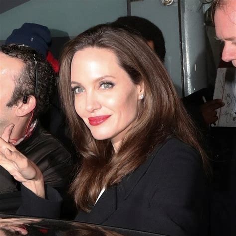 Angelina Jolie Surge Deslumbrante Com Batom Vermelho Celebridades
