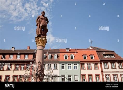 Marktplatz Mit Herkulesbrunnen Fotos Und Bildmaterial In Hoher