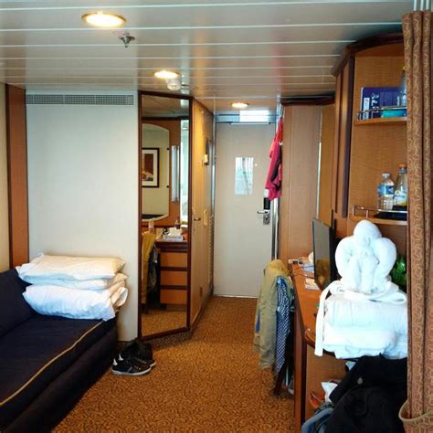 Royal caribbean serenade ship's single cabins are the smallest (110 ft2 / 10 m2) and fitted with 1 lower bed, small vanity area, bathroom. Balcony Cabin 1072 on Serenade of the Seas, Category D1