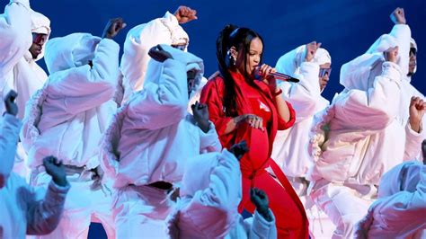 Baby News beim Super Bowl Rihanna überrascht mit Babybauch