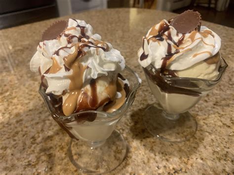 Homemade Mini Copycat Friendlys Reeses Peanut Butter Cup Sundaes