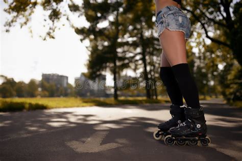 Sexy Weibliche Beine In Den Rollschuhen Stockfoto Bild Von Täglich Trainieren 60145476