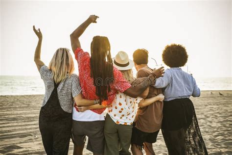 gruppe verschiedene freunde die ein selfie am strand nehmen stockfoto bild von afrikanisch