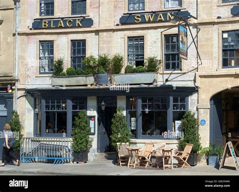 Devizes A Market Town In Wiltshire England Uk Black Swan Pub Stock
