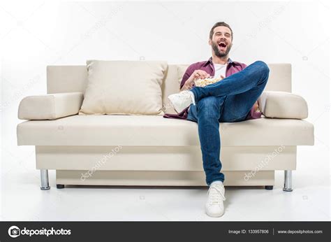 Hombre Sentado En El Sofá Con Palomitas De Maíz Fotografía De Stock