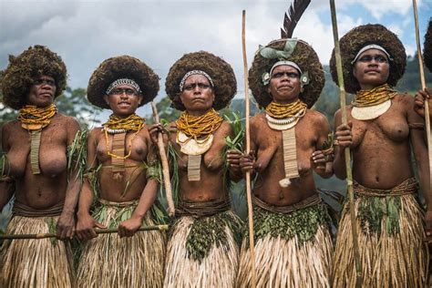 According to the most comprehensive genetic study of papua new guinea people, groups in the country differ genetically from each other at a very high rate. Papua New Guinea - Enga Show ∞ ANYWAYINAWAY