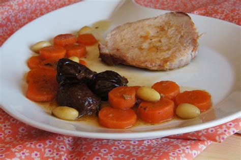Rôti de porc fumé en cocotte aux pruneaux et aux amandes