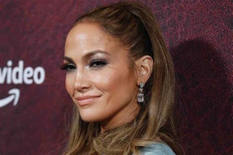Jennifer Lopez Il Reggiseno Sotto La Giacca Incanta Tutti Foto Virale