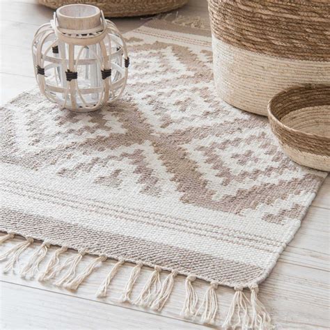 Teppiche sorgen für wärme oder frische, je nach jahreszeit. Teppich aus beiger Baumwolle mit Jacquard-Motiven 60 x 90 ...