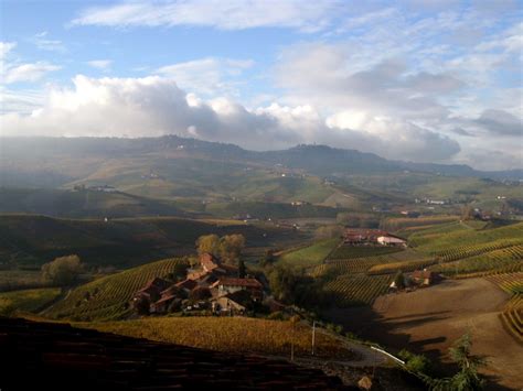 Denumirea de piemont provine din limba latină medievală pedemontium sau pedemontis , adică ad pedem montium , care. Piemont - VinVilla
