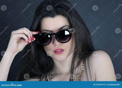 Retrato De Las Gafas De Sol De La Mujer Morena Larga Hermosa Del Pelo