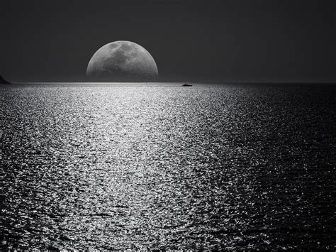 1400x1050 Black And White Moon Ocean During Night Time 1400x1050