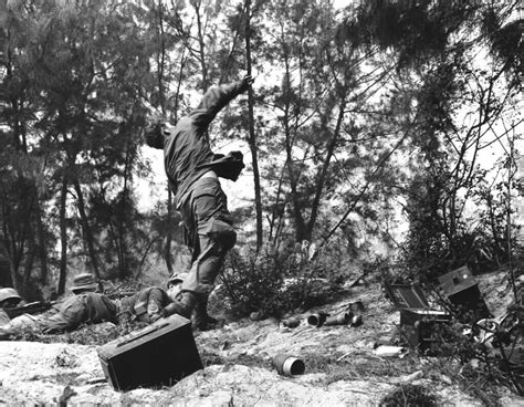 Vietnam War 1967 A Us 1st Cavalry Division Soldier Rears Flickr