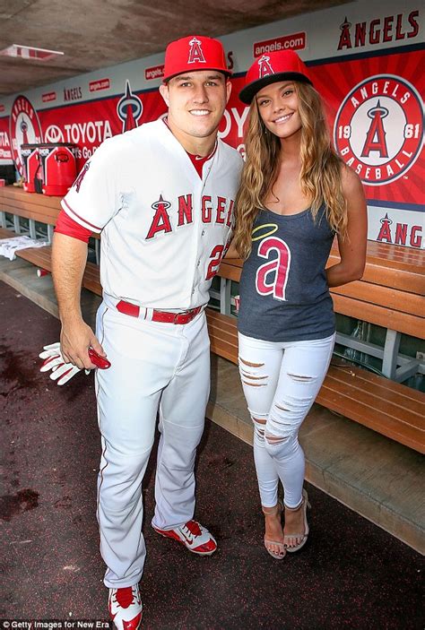 Nina Agdal Pitches First Ball Of Anaheim Angels Game With Chicago White Sox Daily Mail Online
