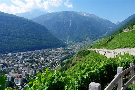 Switzerland | suisse | schweiz. Martigny (Suisse) | A droite, la route qui monte à travers ...