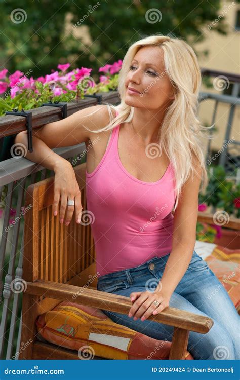 Mulher No Balcão Foto De Stock Imagem De Sorriso Sensual 20249424