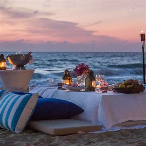 Romantic Dinner Time On The Beach For An Ultimate Romance Experience On