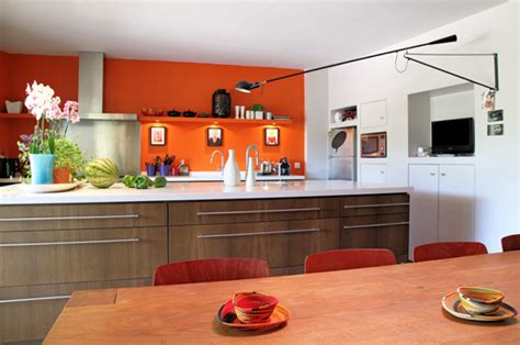 Couleur orange, couleur du danger. Associer la peinture orange dans salon cuisine et chambre ...
