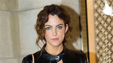 Riley Keough Reveals A New Blonde Bombshell Hair Color At Louis Vuitton