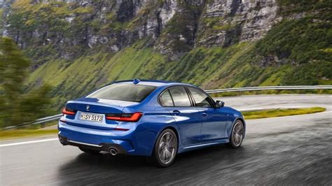 Bmw not only improved the 3 series' performance, but it also underwent some modifications on the exterior design, and the result is a great visual improvement from the previous generation. New BMW 3 Series (2018) Price in SA - Cars.co.za
