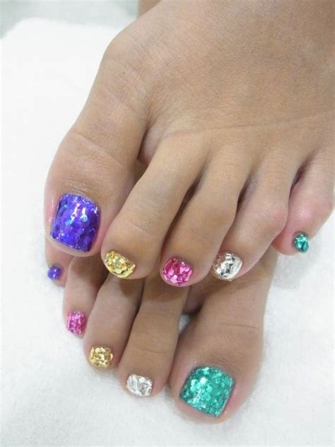 Peach nails with gold glitter look fantastic together, and there is no wonder why since peach and gold nail colors seem to be created for each other. 15 Shining Toe Nail Art Ideas To Try - Styleoholic