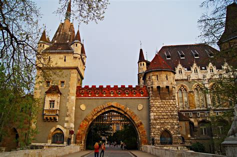 ˈmɒɟɒrorsaːɡ ( escutar (ajuda·info))) é um país localizado na europa central,4 especificamente na bacia dos cárpatos. Castillo de Vajdahunyad - Hungria