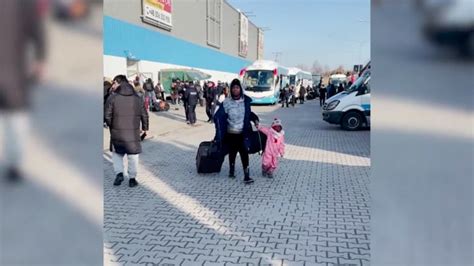 على الحدود البولندية استمرار تدفق اللاجئين الفارين من الحرب في أوكرانيا Cnn Arabic