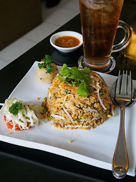 Keunikan dari nasi goreng aceh ini terletak pada penggunaan kemiri yang tidak digunakan untuk nasi goreng lainnya. nasi goreng ikan asin - Makanmana