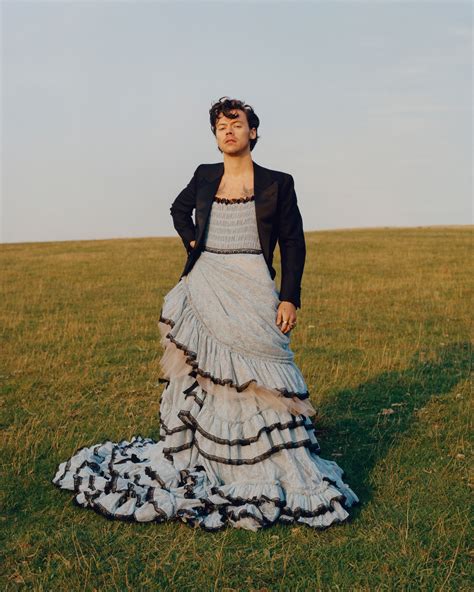 Pour sa première cérémonie des brit awards en tant qu'artiste solo, qui s'est tenue ce 18 février 2020 à londres, harry styles faisait sensation avec une série de looks audacieux, ne faisant. Harry Styles on Dressing Up, Making Music, and Living in ...