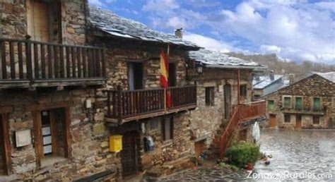 La casa cuenta con comedor con chimenea, cocina totalmente equipada, 4 habitaciones, dos baños y muchas zonas exteriores con buenas vistas, se distribuye toda en una planta y en la parte posterior se dispone de una gran explanada con piscina, barbacoa, parque infantil y zona de aparcamientos. Casa Rural y Spa El Huerto del Abuelo | Casa Rural en ...