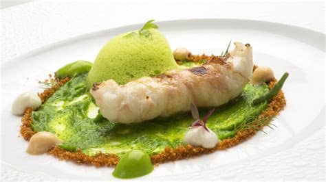 100 recetas de cocina tradicional vasca. Receta de Cigala a la brasa sobre fondo marino al anís y ...