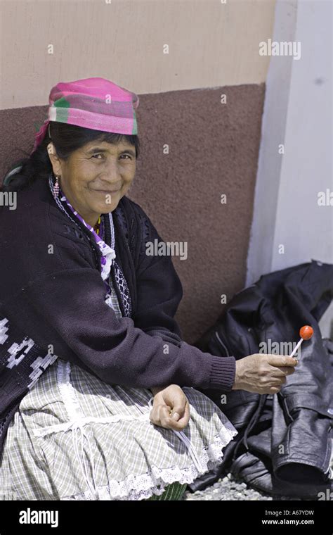 Guatemala Capellania Ancianos Ind Genas Maya Quiche Mujer En Traje Tradicional Y Delantal