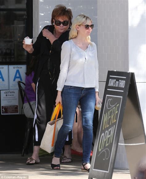 Kirsten Dunst Chows Down On Sandwiches And Ice Cream With Her Mother Daily Mail Online