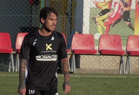 Gianluca lapadula (benevento) remate con la izquierda desde el centro del área por bajo, junto al palo izquierdo tras un saque de esquina. Benevento, Viola operato al ginocchio: fuori due mesi