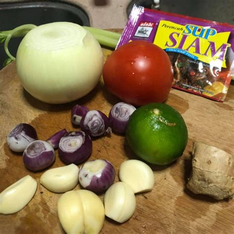 Saya pun terus menambahkan sedikit pewarna merah ke dalam air rebusan untuk dijadikan daging masak merah. Sup Daging Ala Thai Untuk Mentua, Guna Perencah Siam Adabi ...