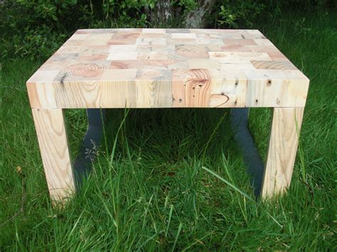 Au cœur de la pièce, elle doit être en cohérence avec la décoration mais aussi fonctionnelle. table basse | Mobilier en bois, Table basse, Bois de ...