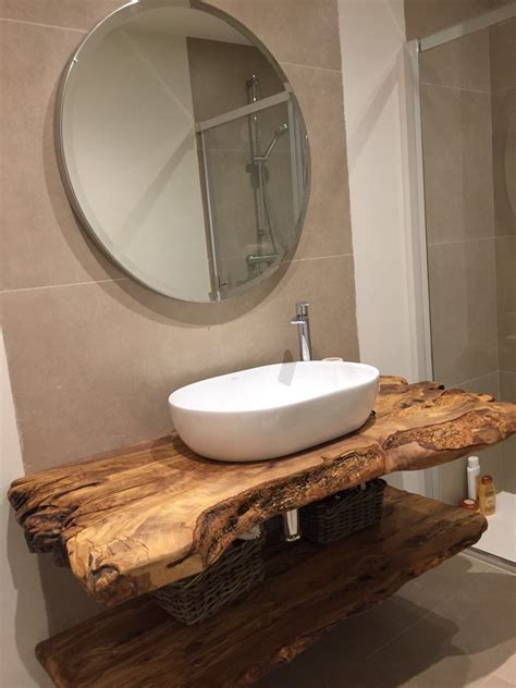 encimera de baño de madera de olivo Muebles de baño rusticos Baños de estilo rústico Baños