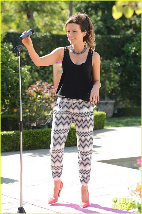 Kate Beckinsale Hosts Yoga Fundraiser Pink Proves Shes A Yogi Photo