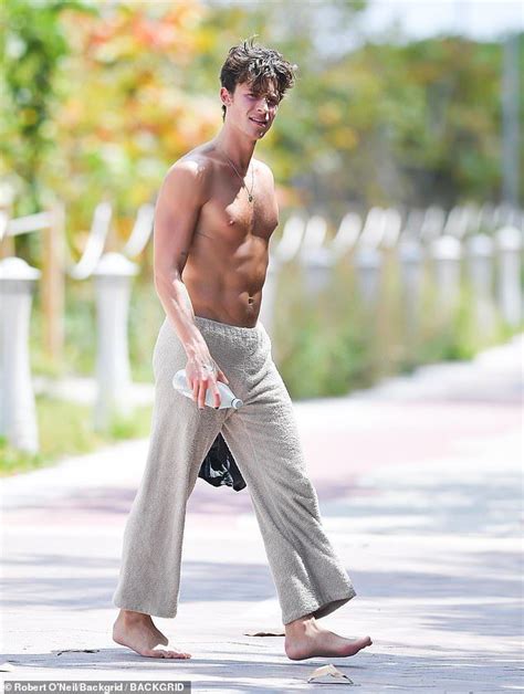 Shawn Mendes Displays His Ripped Abs As He Enjoys A Beach Day In Miami Shawn Shawn Mendes Mendes