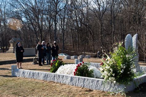 Laid To Rest Inside Mary Tyler Moores Private Funeral — Photos