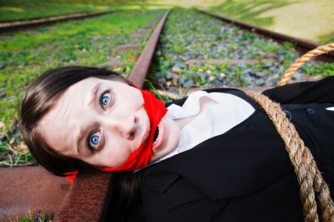 photo libre de droit de terrifié jeune femme bondissez et gagged se trouve sur voie ferrée