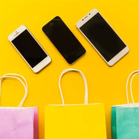 Free Photo Smartphones With Shopping Bags On Table
