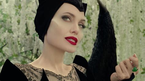 Disney Drops Special Look At Angelina Jolie As Dark Playful Maleficent Abc7 Los Angeles