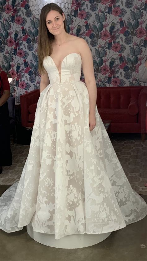 Badgley Mischka Carina Preowned Wedding Dress Save 45 Stillwhite