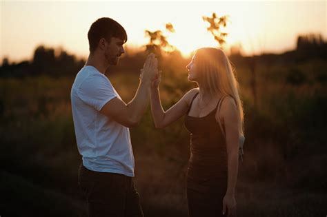 foto de casal romântico ao pôr do sol duas pessoas apaixonadas no pôr do sol ou nascer do sol