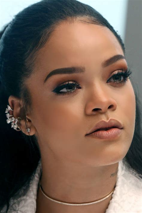 Pin By V Ly On Rihanna A Modern Angel Rihanna Makeup Rihanna