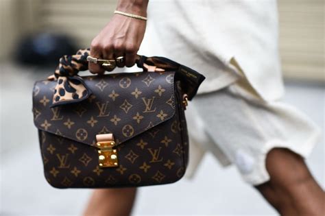 Shop louis vuitton fashion products like bags, handbags, wallet, shawl, tie, belt etc at discounted price in india. Louis Vuitton vervolgt zijn reis in Nederland | Designer ...