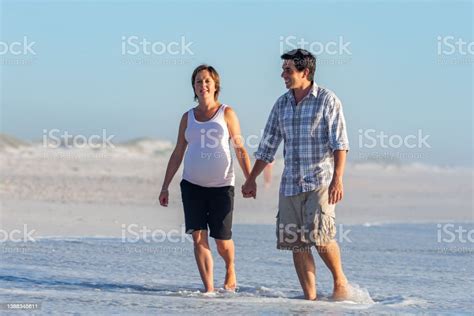해변에서 하루를 보내고 기대하는 행복한 성인 커플 2명에 대한 스톡 사진 및 기타 이미지 2명 30 34세 35 39세 istock